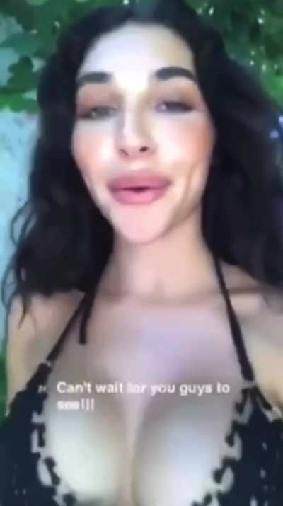 her huge jiggling tits are so sexy