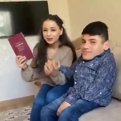 pice bak hele nasıl gülüyor..😁 geri donmus arkadaslar..