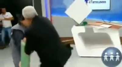Not fucking clear as to what's going on but very interesting😏
