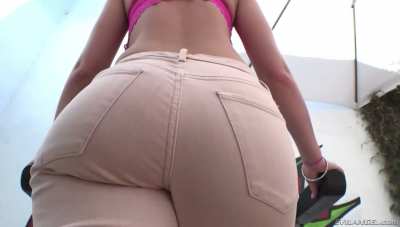 Daisy Stone walking on the treadmill with her fatass (with jeans)