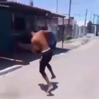 E isso nem é 50% do poder desse cara.