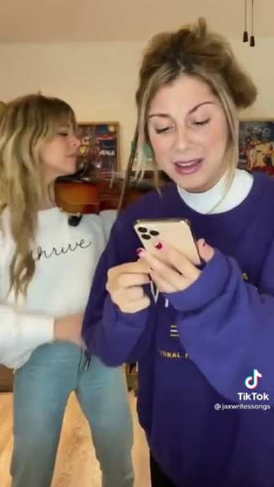 Girl reads her ex boyfriend's bullshit apology, with sad violin