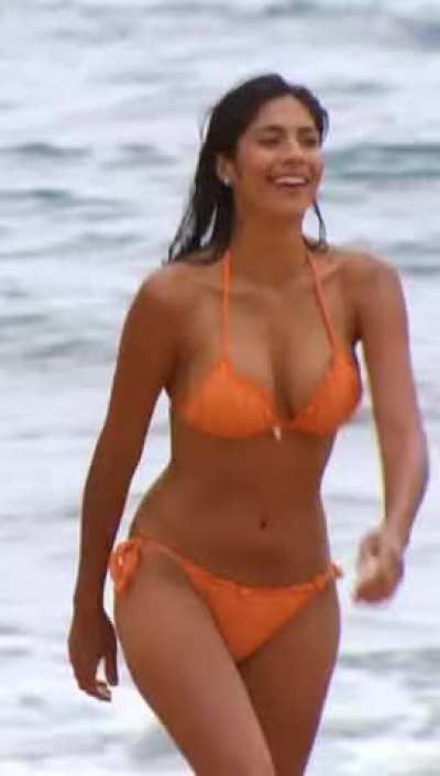 Chilean model Pia Loyola Blanco (Birthing Hips/<wbr>Hourg<wbr>lass)