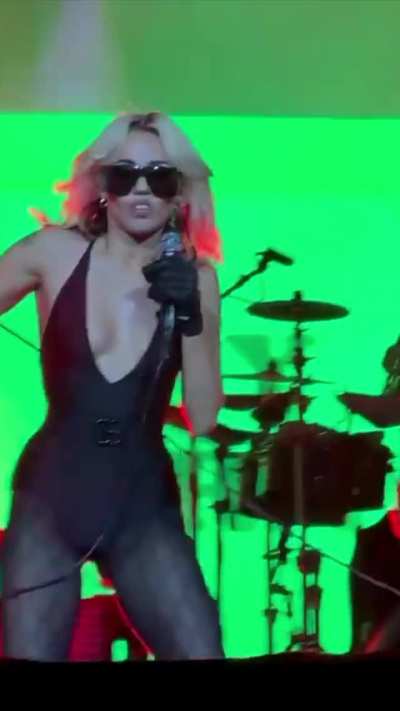 Wanna desperately pound the fuck outta Miley Cyrus!