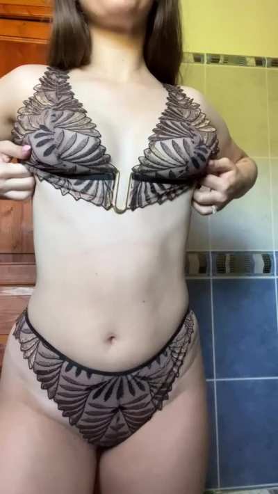 Your daily dose of French boobs