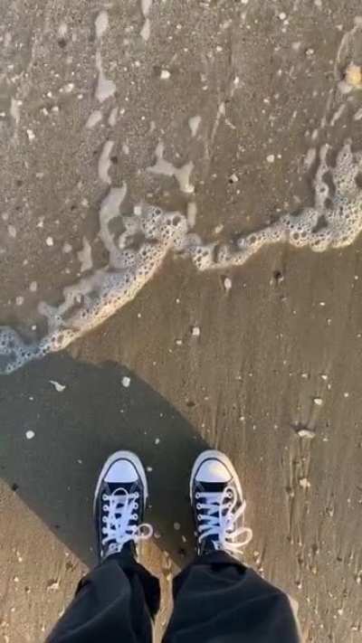 found this old video of me recording the beach and my mom screaming in the backrgound.