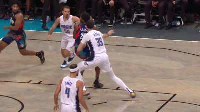 [Highlight] Day'Ron Sharpe with a sharp spin move on Goga Bitadze for the And-One on Cole Anthony (With a Replay)!