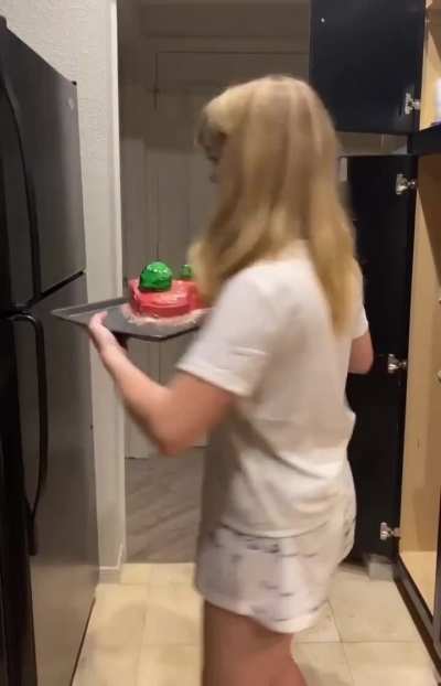 Mckenna displaying her cute cake 🍰