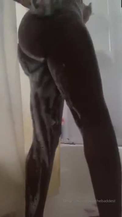 Kalaya shower twerk