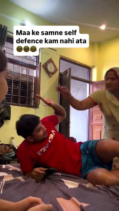 Bohot daring hai tujhme mummy haath pakadta hai😂