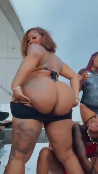 🍑💣💥👋🏽<wbr>🥵