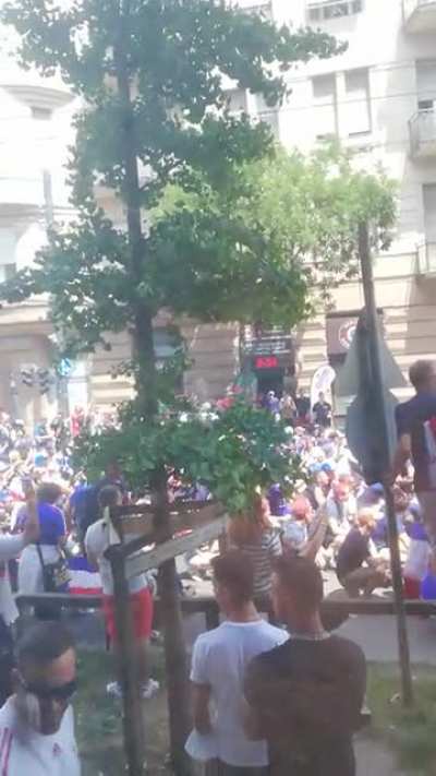 Francia őrület az ablakunk elött