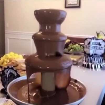 Chocolate fountain go brrrrrr