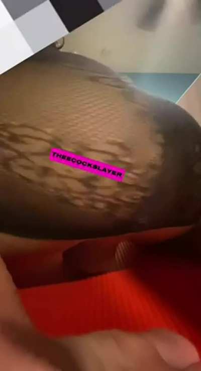 when your ass is so big it won’t stay inside your dress 🙄😔