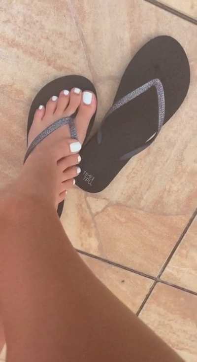 Hot flip flops 🩴 with beautiful white toes 🥵