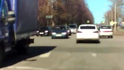 Driving in the wrong lane (to avoid traffic?) -WARNING : LOUD NOISE-