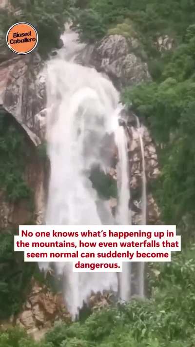 How quickly a peaceful waterfall can transform (Dandu Waterfall, India)