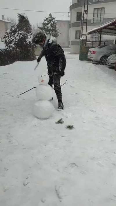 Kardan adam infaz (hassas olanlar izlemesin)