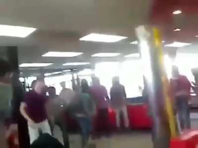 dos cavernicolas, peleando por comida.