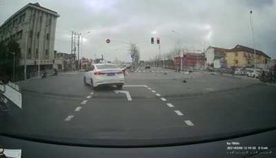 谁说支那不自由(指骑电瓶车