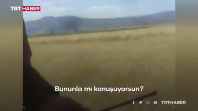 Rüzgardan sürüklenerek Burdur’un Yassıgüme köyünde bir tarlaya inen Kanadalı paraşütçü ile tarla sahibinin konuşması