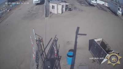 Hostage taker gets headshot from deputy - hostage unharmed (Bodycam & Surveillance)