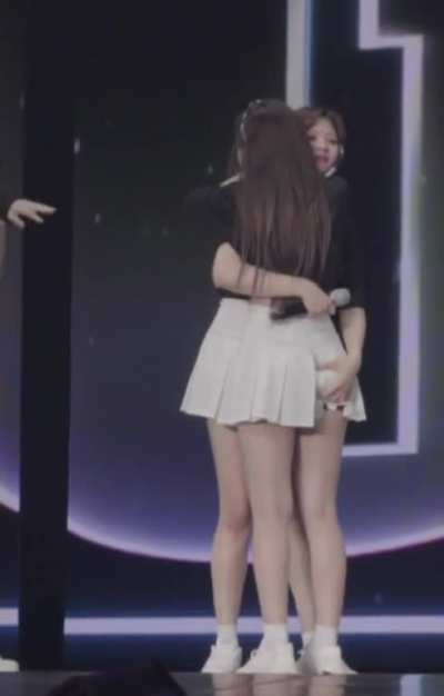 TWICE - Jeongyeon & Nayeon