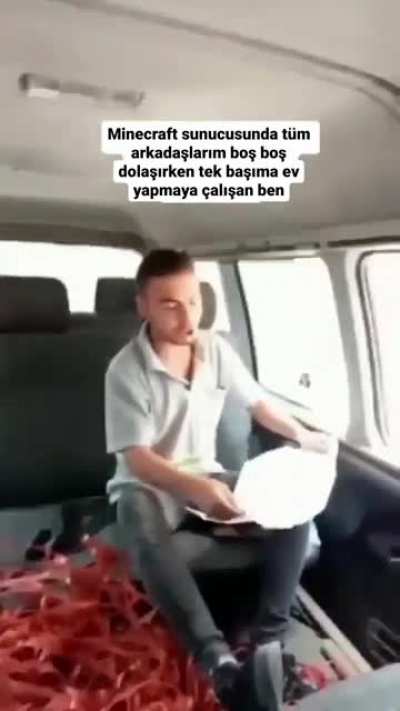 >_<