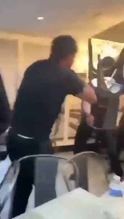 Afgans and Pakistanis fight at an Indian restaurant in UK
