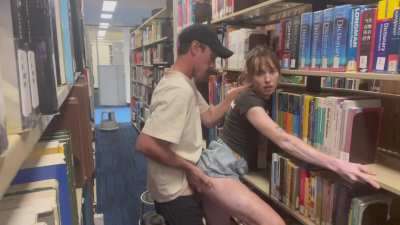 Getting fucked in the library 🤓 📚