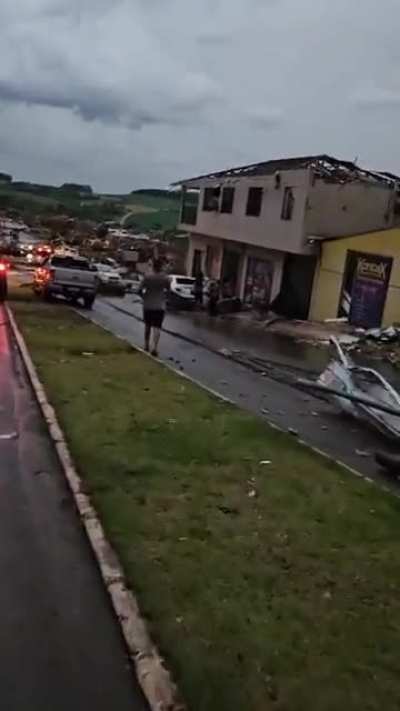 Tornado categoria 3 causou destruição de 90% da cidade de Rio Bonito do Iguaçu