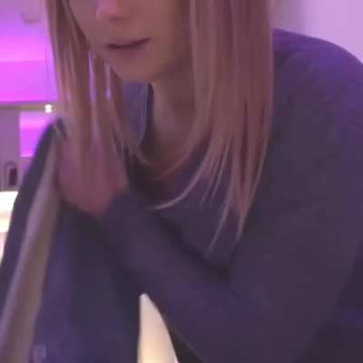 Ein bisschen down blouse von Julia Beautx… die Quelle ist leider mit dem Rad weg also keine Ahnung welches Video, Sorry