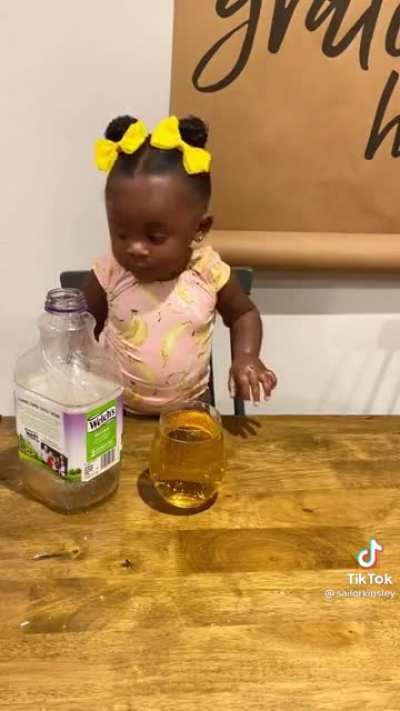 How to pour juice into a glass