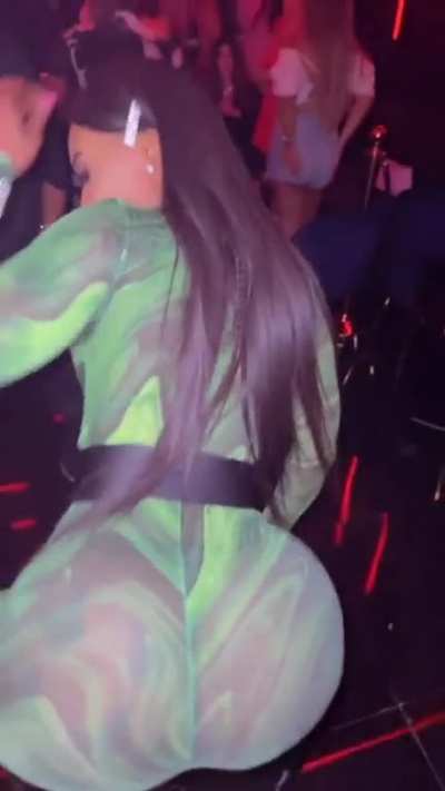 damn. 🍑