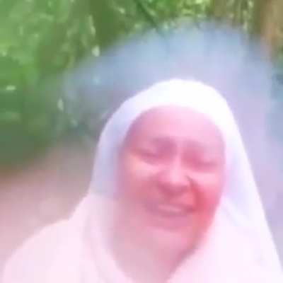 Crente confunde gota d'água na lente da câmera com um ANJO (orou Xerebecanto em línguas!)