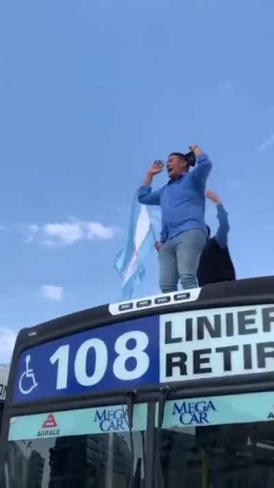 Los muchachos festejando su día
