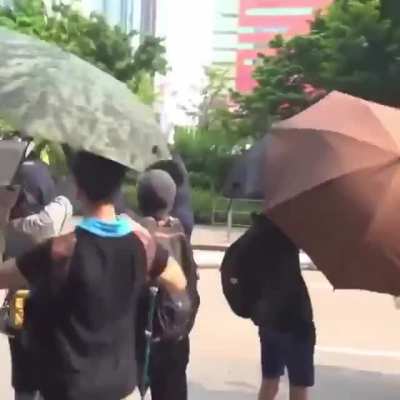 Que coragem tem esse povo de HK, quem for pego é mandado pra China e nunca mais... pena ver o UK no dever de rescindir o acordo de devolução pra China mas arregando pro poderio economico-militar dela.