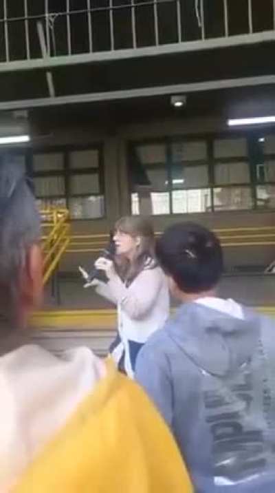 Docentes de Parque Chacabuco alertaron a la comunidad educativa sobre un hombre que persigue alumnos