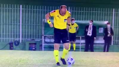 Brazilian ref pissing himself in the middle of the field before the start of a match [Boavista x Goiás - Copa do Brasil]