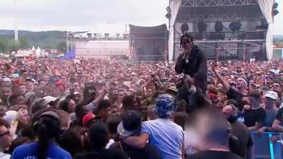 Travis Scott crowdsurfs, then as a kid ''allegedly'' tried to get his shoe, he stops the show, attacks the kid, spits on him and incites all the fans to beat him up