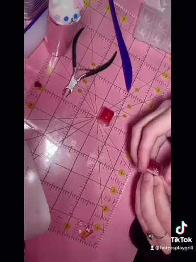 I used the flesh light clay to make a flesh light keycap. Also my cat said hi at the end.