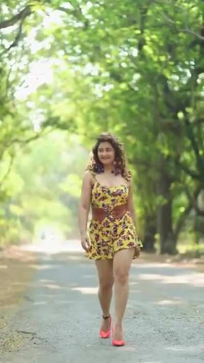 Rashami Desai walking towards your Car for a lift 😍