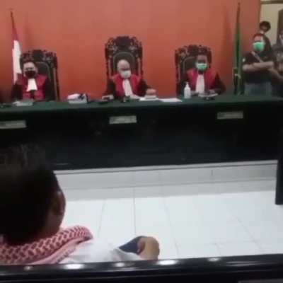 Aktivis anti masker serang hakim saat membacakan vonis untuknya, di Pengadilan Negeri Banyuwangi, Kamis (19/8). 