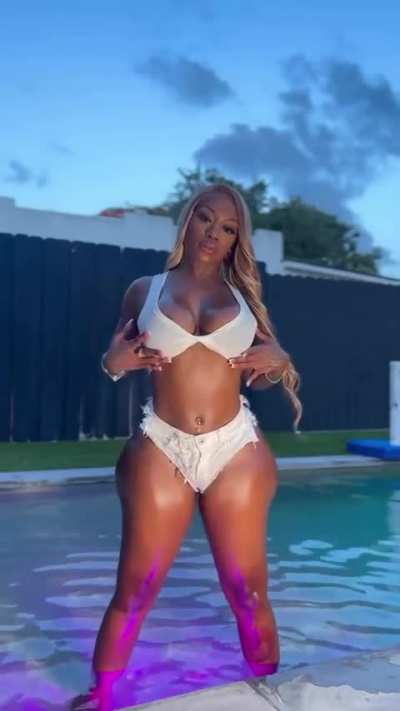 Dat Hot chick 🔥