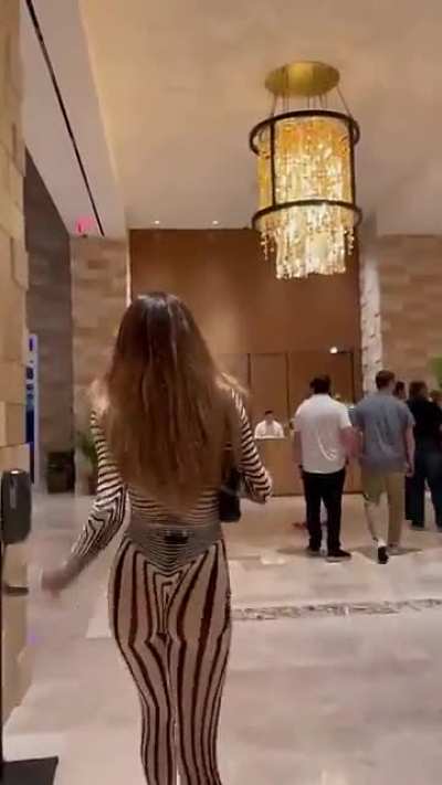 look at that ass jiggle