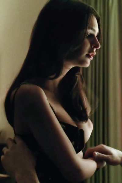 Emily Ratajkowski (23) getting her tits sucked by Ben Affleck (43)