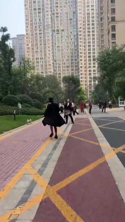 为母则刚，<wbr>小区内孩子<wbr>被狗狗袭击<wbr>，妈妈拿着<wbr>铁铲追着打