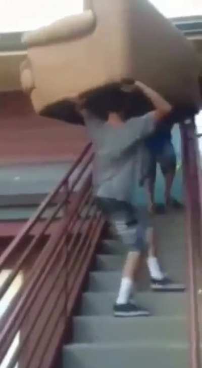 e morreu