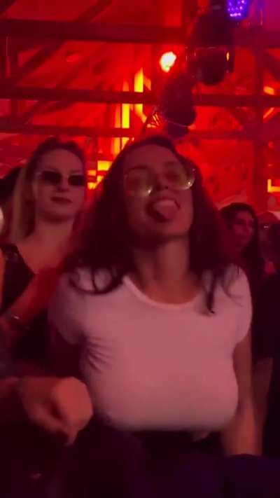 Akşam parti var beyler bayanlar gelenler varsa yazsınlar . Not: NSFW payla<wbr>şmaya<wbr>nlar gelmesin mk 