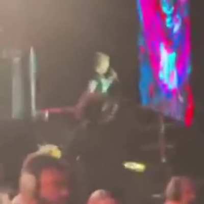 Axl talks about Izzy on stage! (story about making Mr. Brownstone)